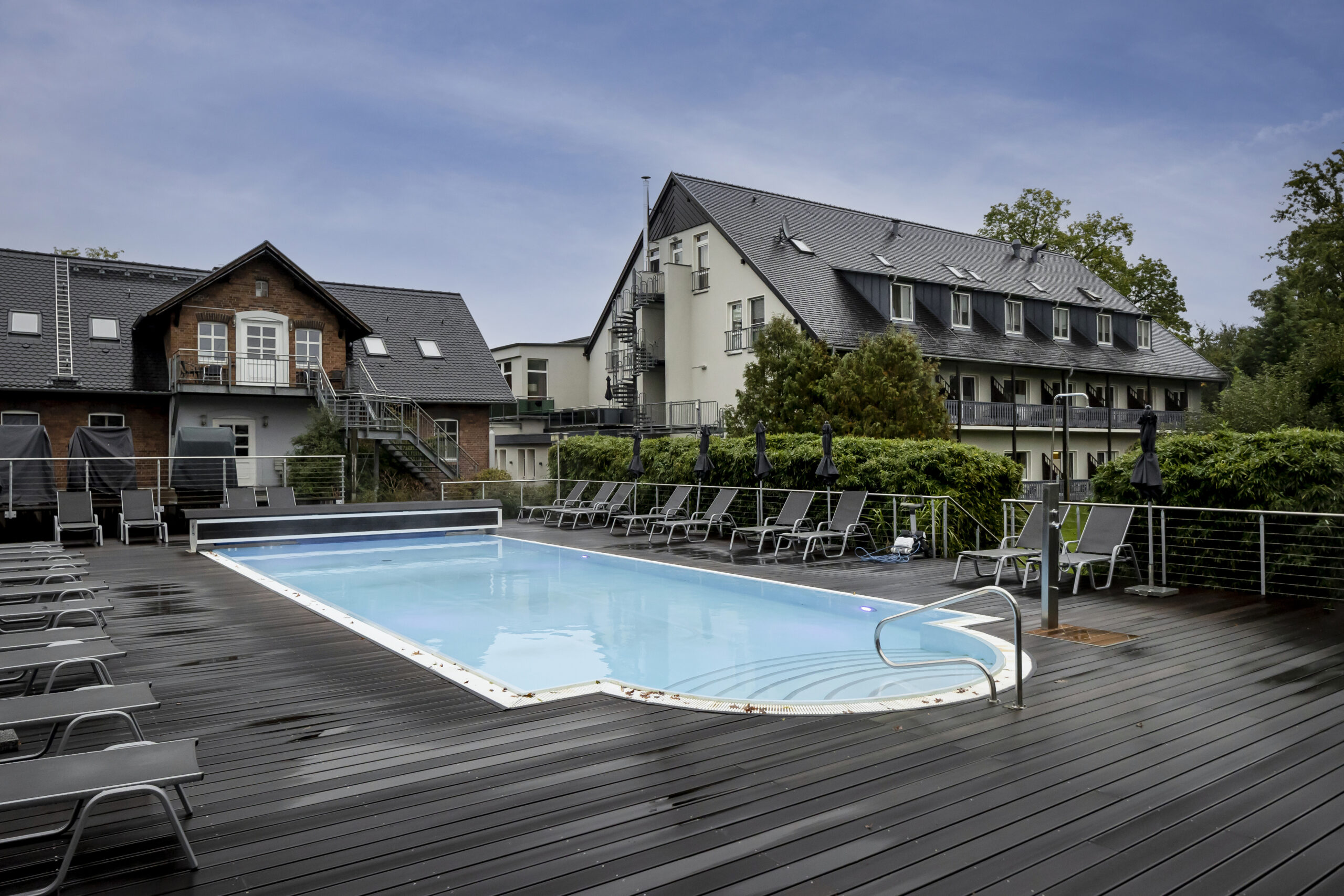 spreewald-landhotel-burg-pool-aussen-2